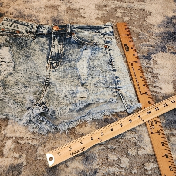 Almost Famous highrise acid wash jean shorts. - Picture 12 of 13